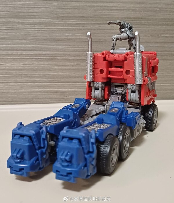 Image Of DK 44 102BB Optimus Prime Upgrades In Hand From DNA Design  (5 of 10)